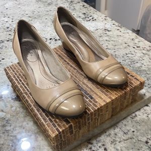 Life Stride Soft System Two Tone Tan Low Wedge Size: 8.5 Great Condition!